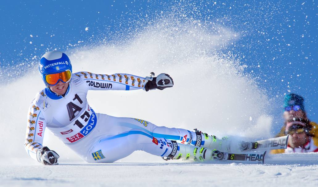 A fior di &#39;neve&#39;: lo svedese Matts Olsson impegnato nello slalom gigante della Coppa del mondo di sci a Soelden, in Austria(Afp)